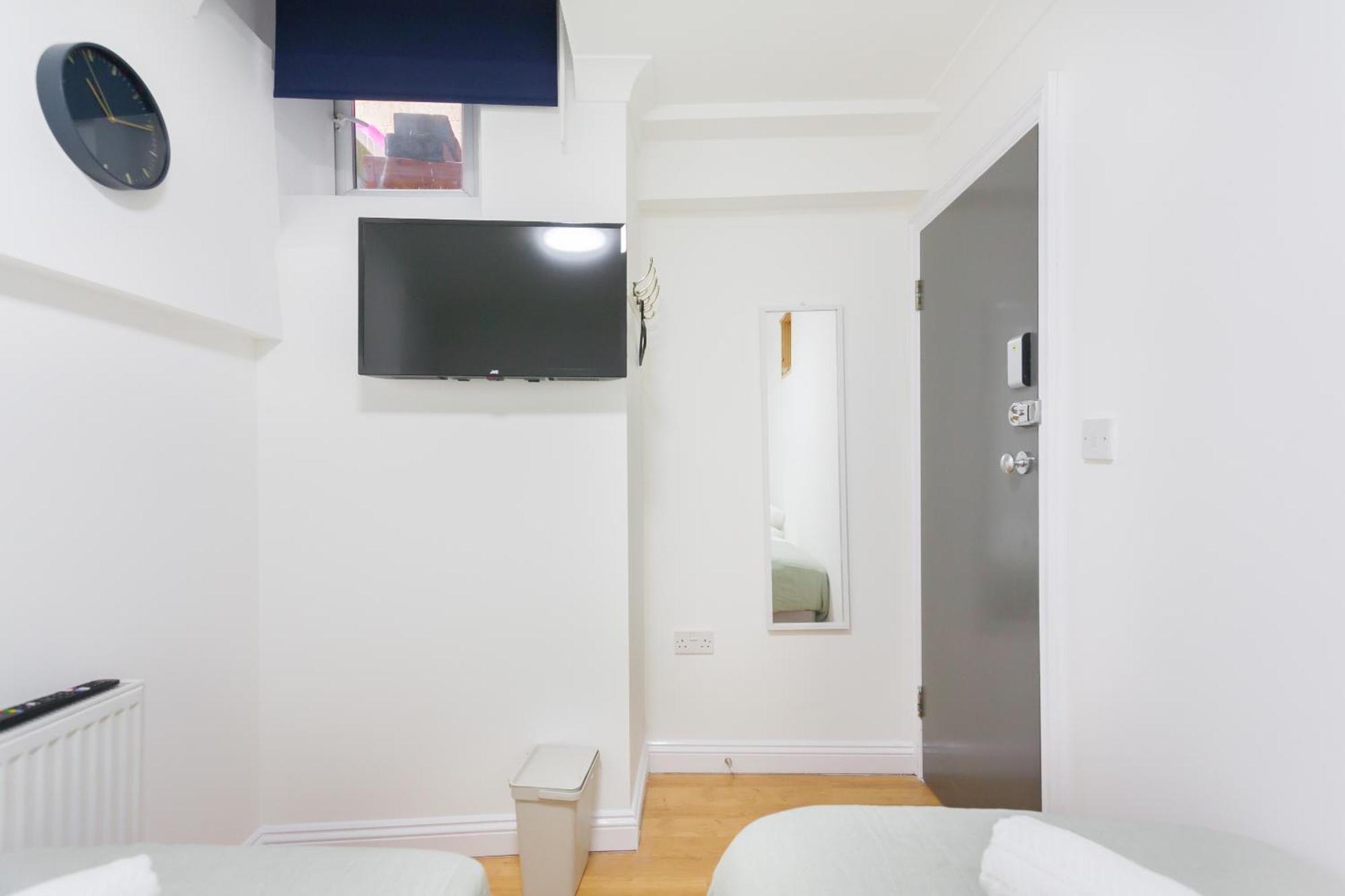 לונדון Eurostar Budget Rooms - Next To Kings Cross & Eurostar Train Station מראה חיצוני תמונה