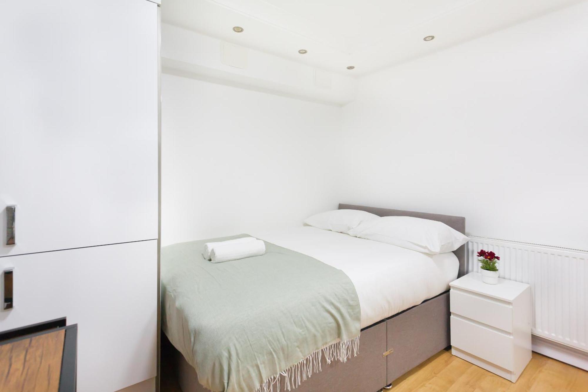 לונדון Eurostar Budget Rooms - Next To Kings Cross & Eurostar Train Station מראה חיצוני תמונה
