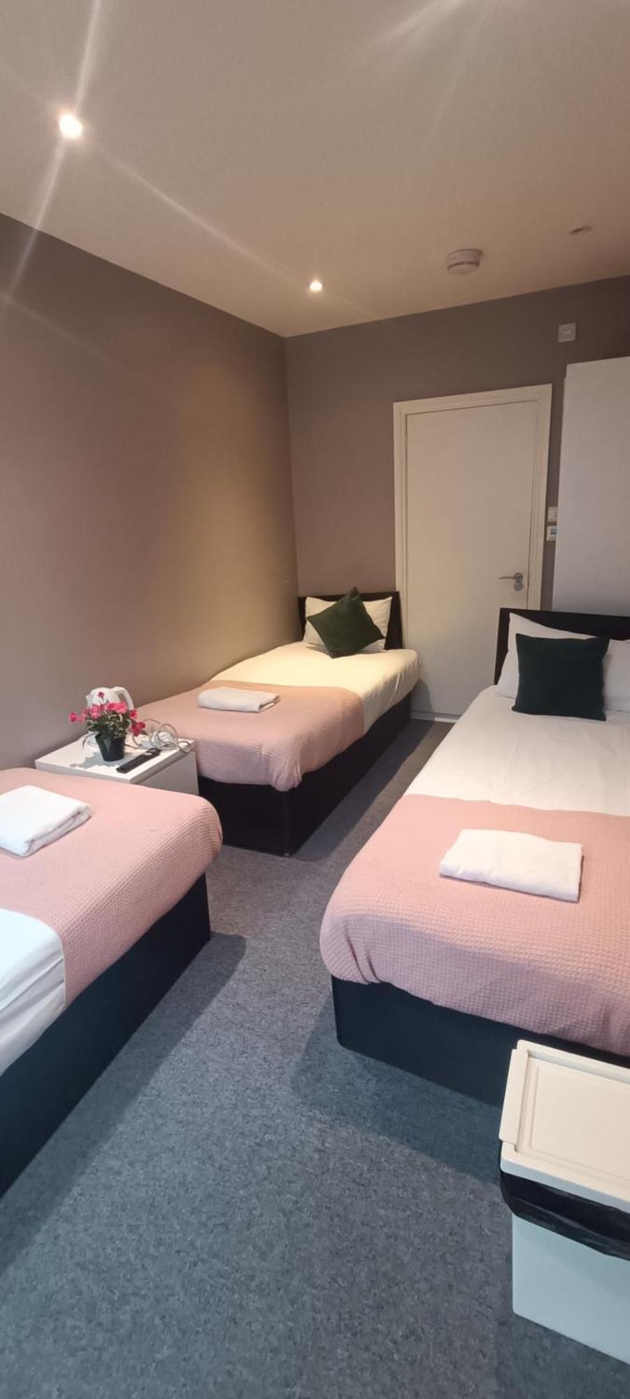 לונדון Eurostar Budget Rooms - Next To Kings Cross & Eurostar Train Station מראה חיצוני תמונה